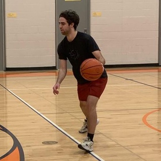 Peter Atsaves dribbling in an HBL game